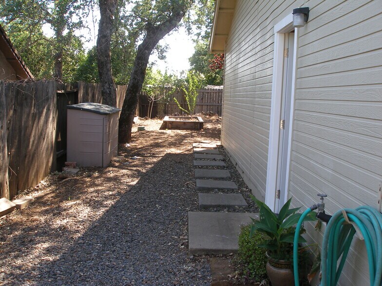 Building Photo - 3945 Travona St