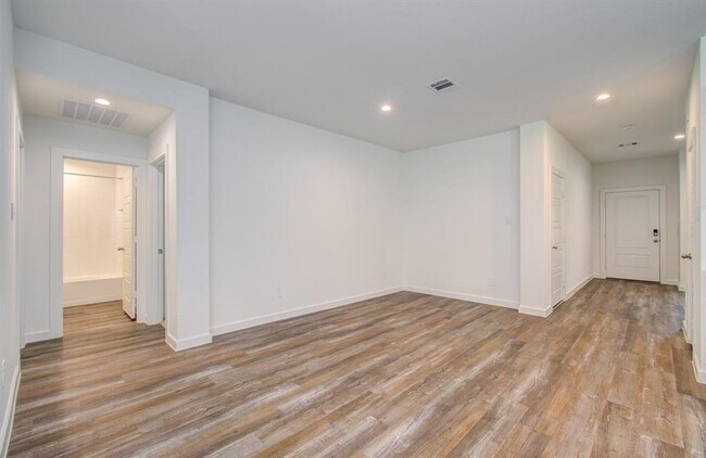 Building Photo - 8707 Shumard Oak Dr