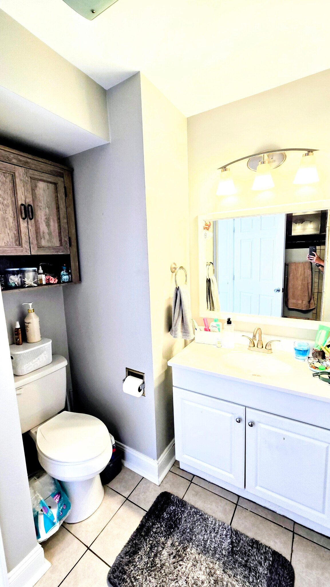 Full Bathroom, Off Dining Area - 806 Main St