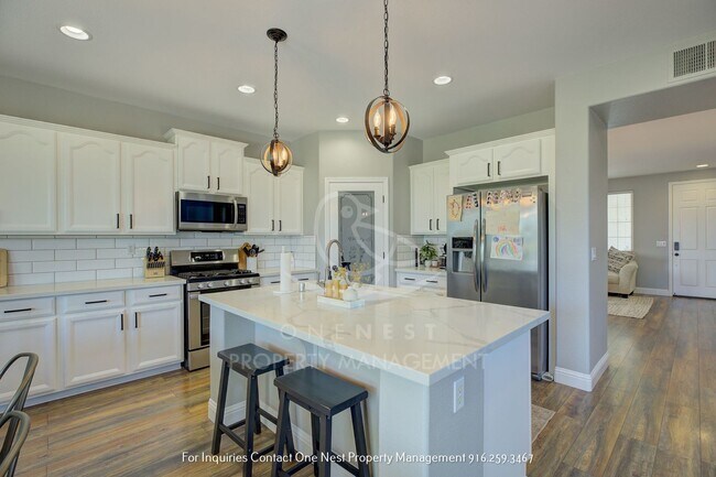 Building Photo - Lincoln Crossing, 4 bedroom 2.5 bath