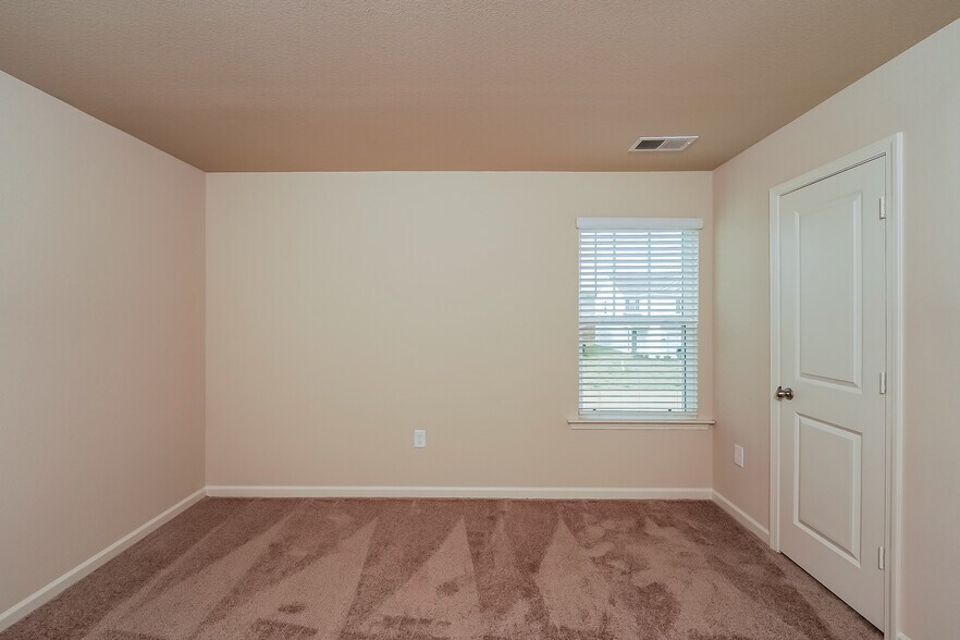 Building Photo - 580 Clover Cir