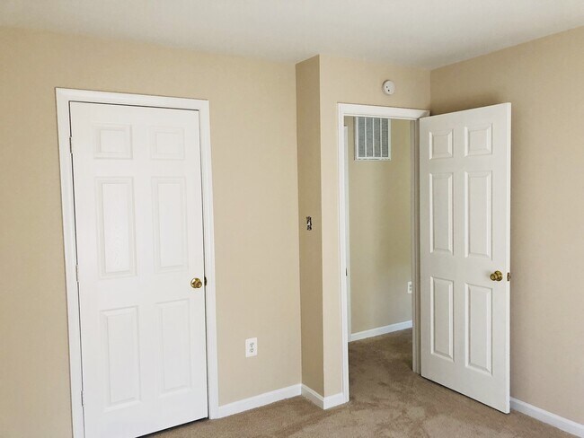 Building Photo - Available NOW!! HOME IN PARK RIDGE