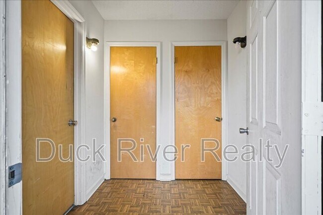 Building Photo - 525 Woods Dr