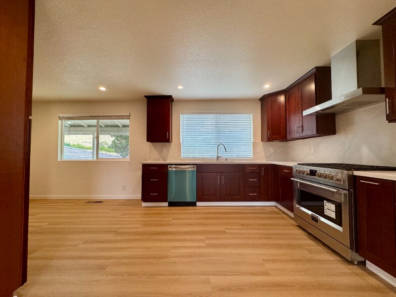 Building Photo - 148 Lancaster Way