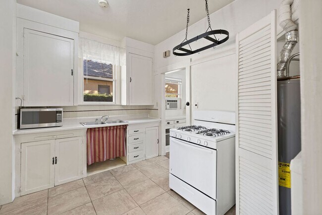 Building Photo - Vintage Bungalow Near University of Arizona