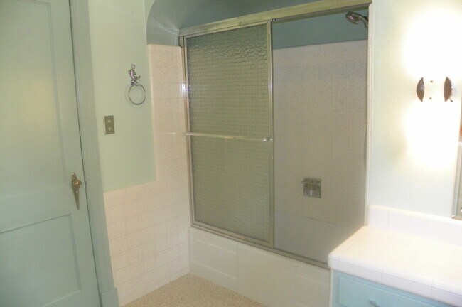 Building Photo - PETS CONSIDERED! Located in Bend's HISTORIC District, Walk to Drake Park! A/C, All Appliances, Ha...