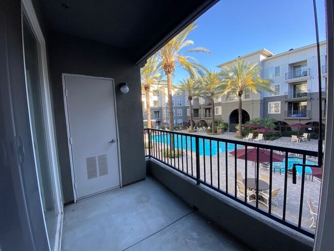 Building Photo - Anaheim Stadium Lofts - 1 Bedroom