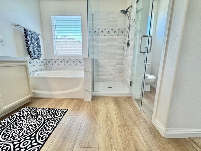 Building Photo - ENJOY THIS STUNNING 3 BEDROOM WITH A TRANQ...