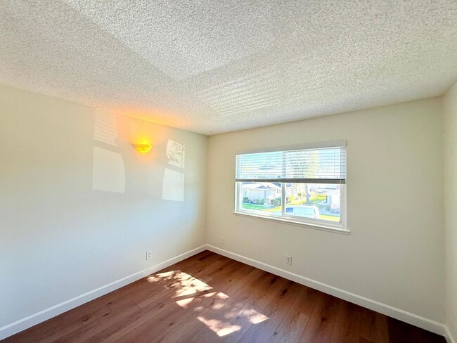 Building Photo - Fantastic Renovated 2 story - 2 bed + 1 ba...