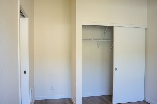 Building Photo - Modern & Spacious 1 Bedroom + Office with ...