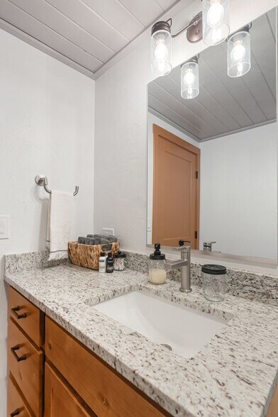 Building Photo - 570 2nd St