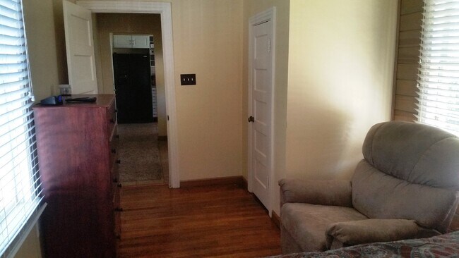 Building Photo - Extended Stay Studio apartment, 1 bed, 1 bath; fully furnished, all utilities and lawn care inclu...