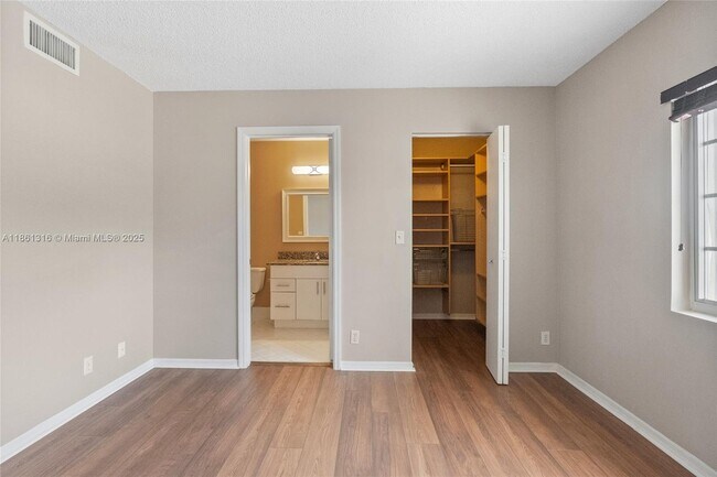 Building Photo - 2082 Madeira Dr
