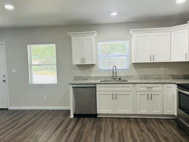 Building Photo - Brand New Renovated 2/1 Available Now!