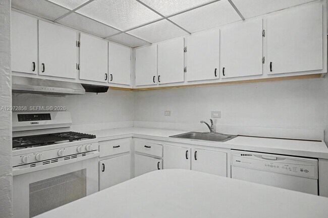 Building Photo - 6900 N Kendall Dr