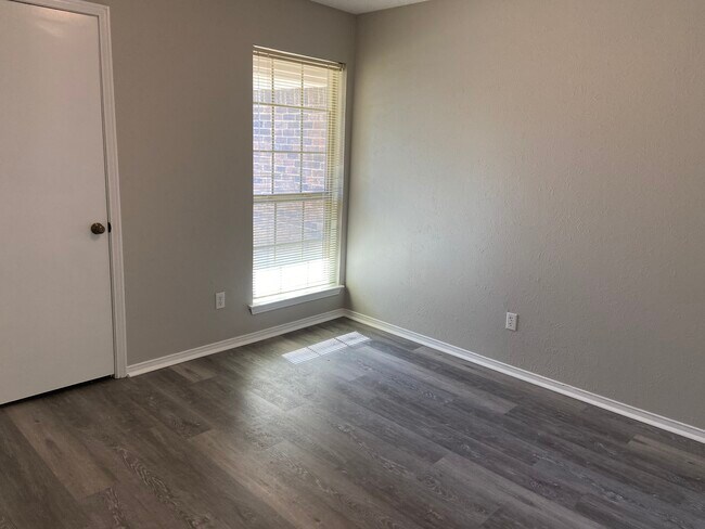 Building Photo - 701 Morning Glory Ln