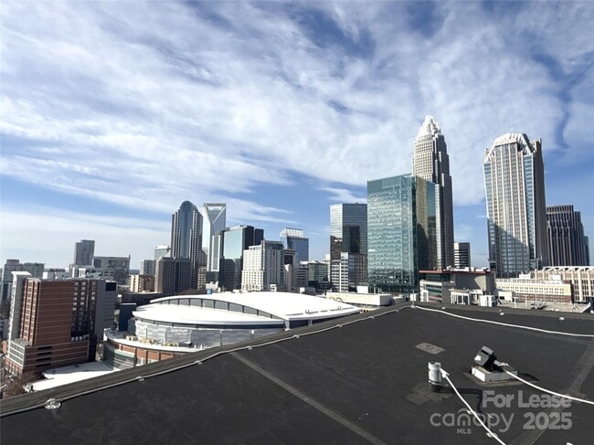 Building Photo - 505 E 6th St