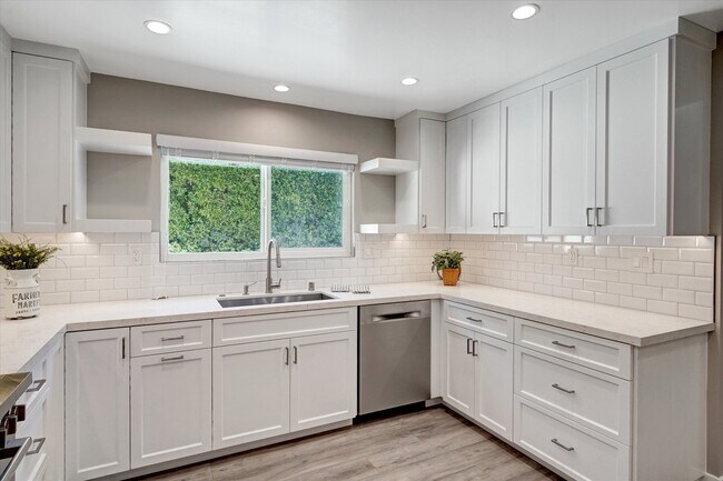 Building Photo - 5346 Tyrone Ave