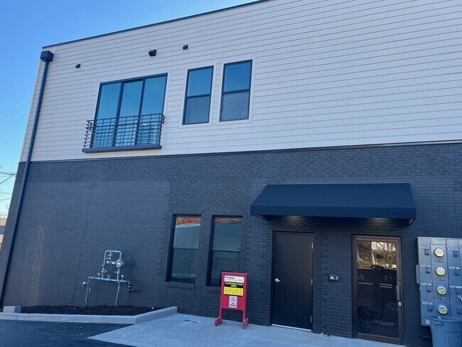 Building Photo - 104 E Market St