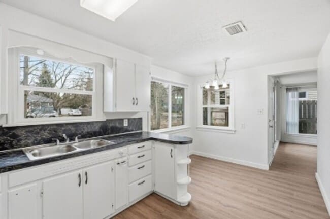 Building Photo - 1307 E Thurston Ave