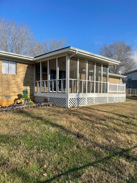 Building Photo - 3840 Forestview Dr NW
