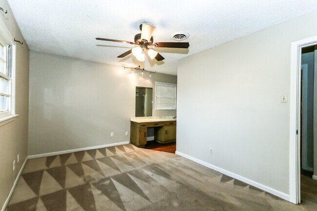 Building Photo - Beautiful 3 Bedroom Home in Central Lubbock
