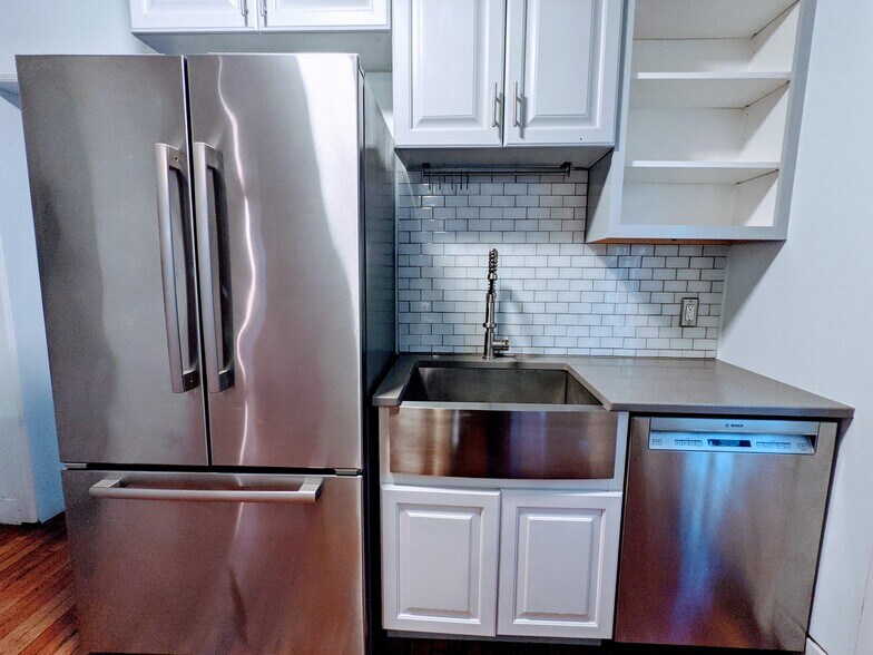 Farm sink and dishwasher - 336 Jefferson Ave