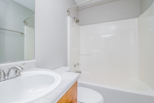 Building Photo - 606 Knollwood Dr