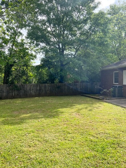 Building Photo - 302 Bowles Ave