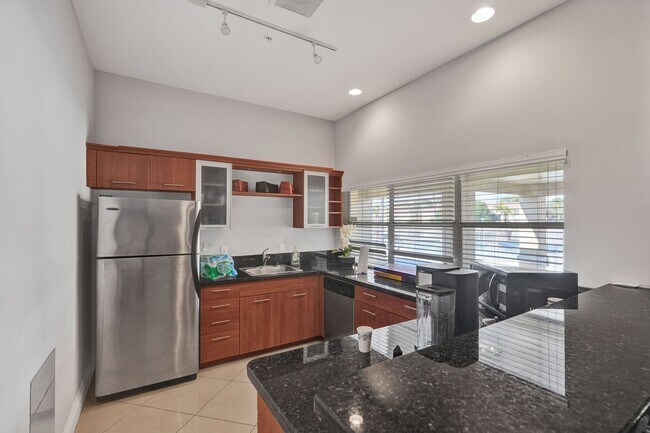 Building Photo - Remodeled 2 Bedroom / 2 Bathroom Condo with Lake View – Great Location