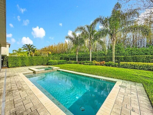 Building Photo - 8 Bedrooms 7 baths on a resort community