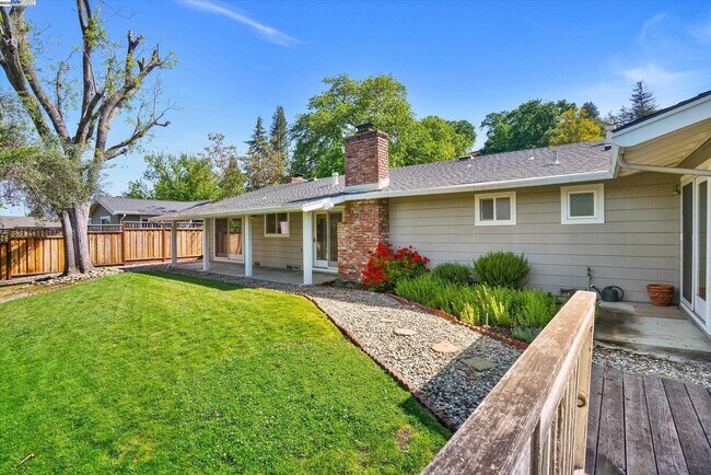 Building Photo - 613 Huntleigh Dr