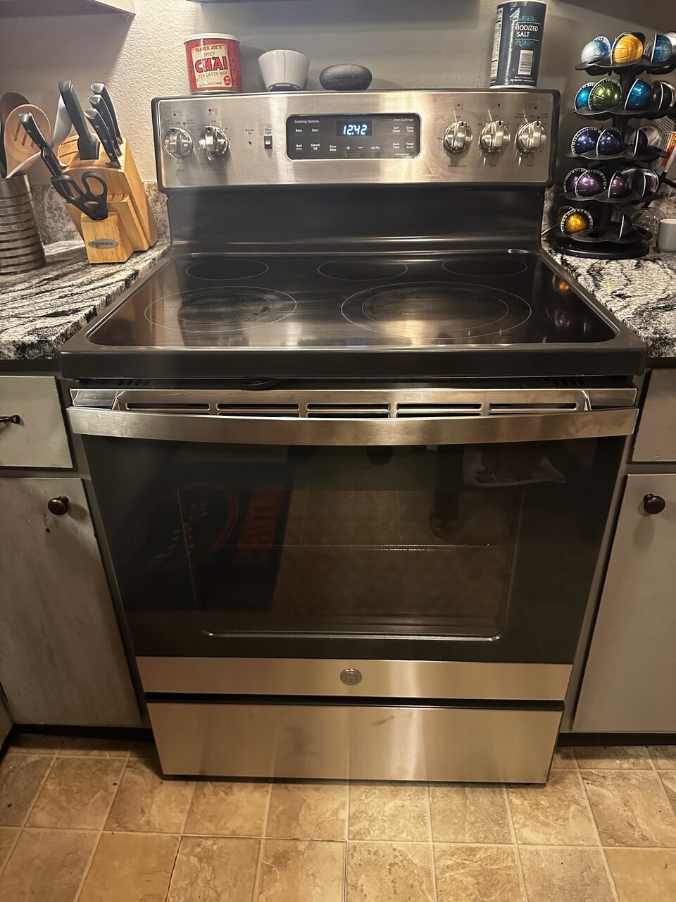 Kitchen Stove - 1150 Inca St