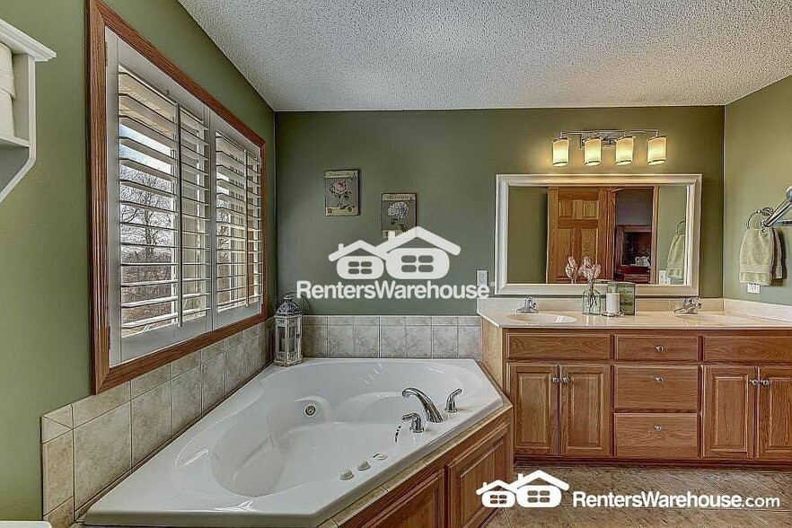 Building Photo - 8868 Whispering Oaks Trail