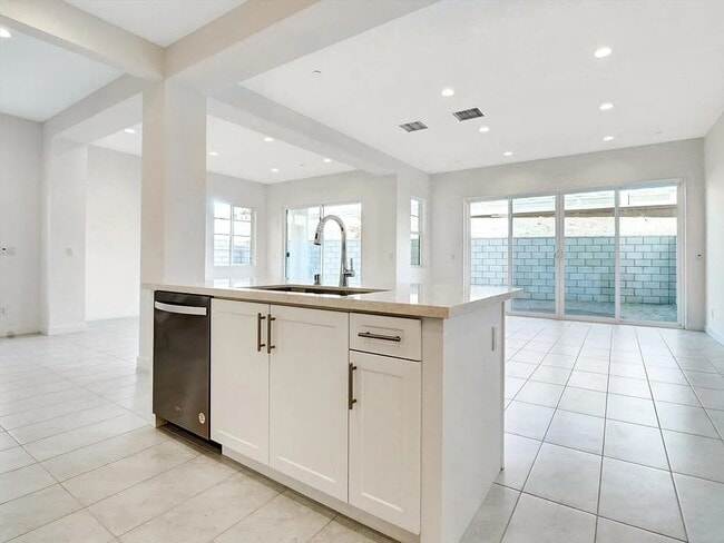Building Photo - 6574 Tesla Ln