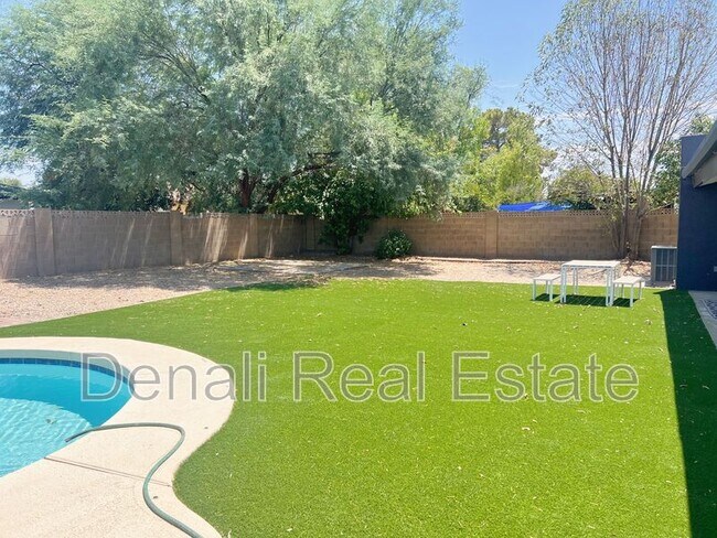 Building Photo - 1759 N Spring Cir