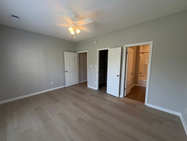 Building Photo - LEASING FOR FALL 2027 3 Bed/3 Bath Forest Lake Home less than a mile from campus!