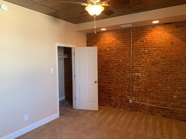 Building Photo - 405 Hampshire St