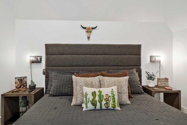 Building Photo - 1007 12th Ave N