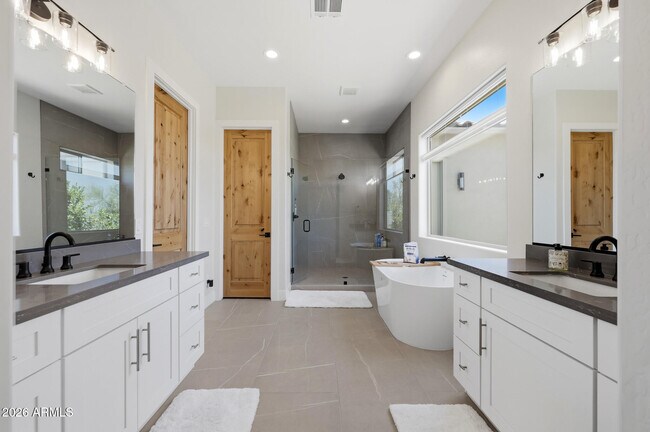 Building Photo - 6896 E Lomas Verdes Dr