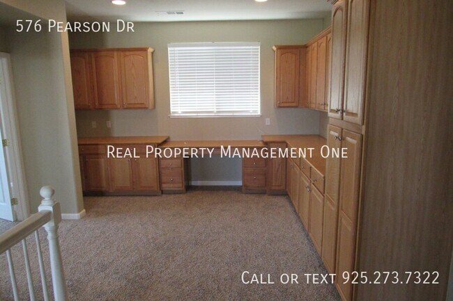 Building Photo - 576 Pearson Dr