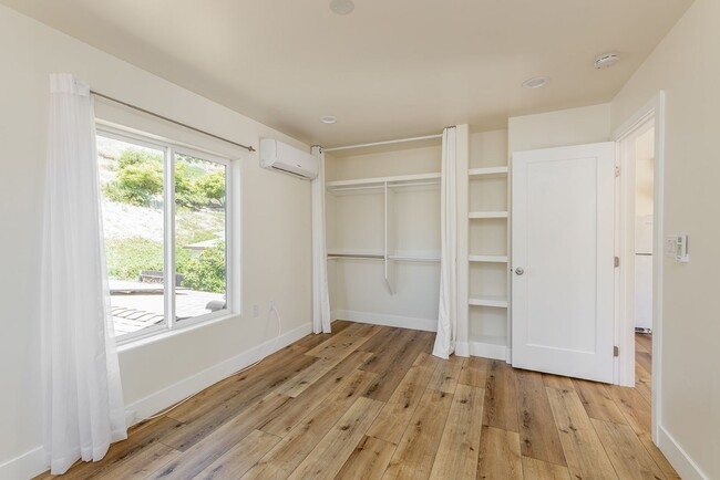 Building Photo - 1 Bedroom in Oceanside!