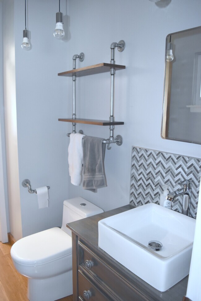 Building Photo - 607 Cherry Ave