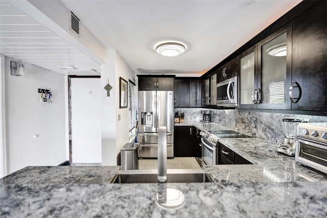 Building Photo - 13 Royal Palm Way