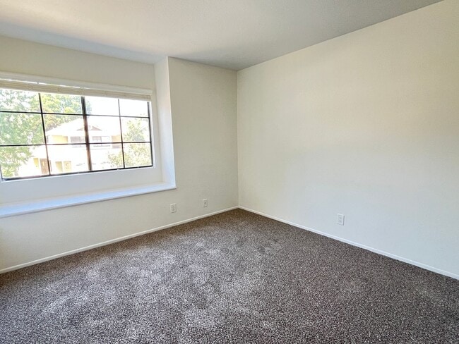 Building Photo - Spacious 3 bedroom, 2.5 bath duplex with private backyard for rent