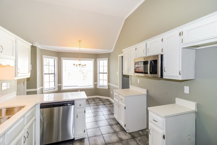 Building Photo - 5858 Rensslaer Dr