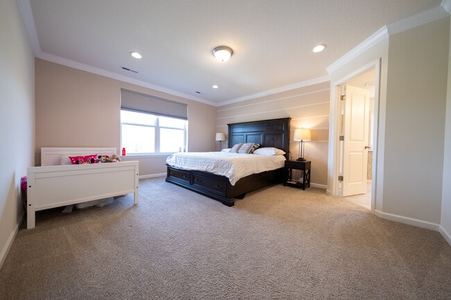 Building Photo - 5595 Queensland Ln N