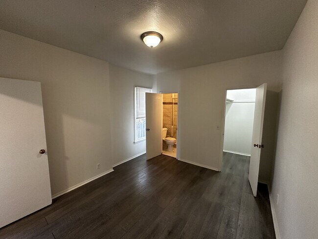 Building Photo - "Charming 1-Bedroom Retreat in Denver's Heart - Perfect Blend of Comfort & Convenience!