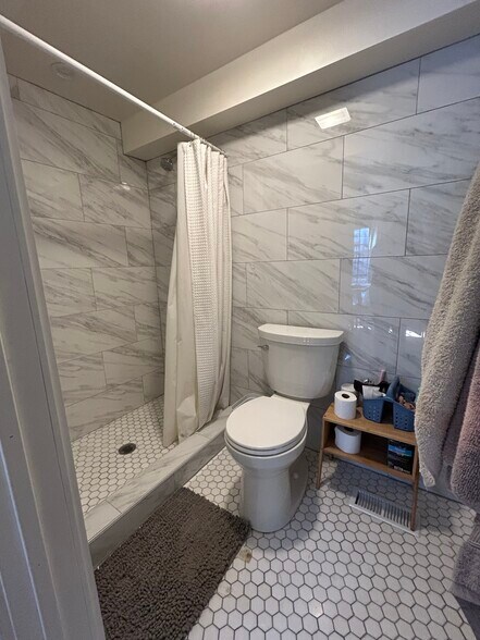 Building Photo - 1906 Orrington Ave