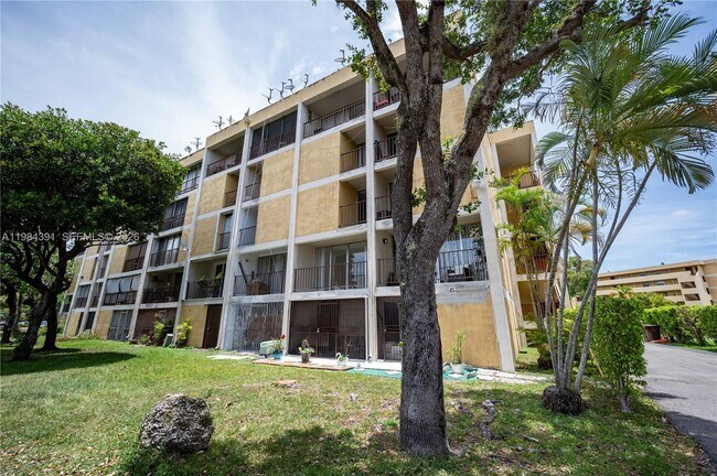 Building Photo - 9220 Fontainebleau Blvd